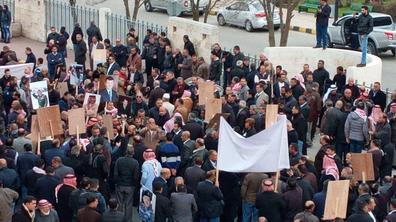 آلاف من متقاعدي الأمن العام يجددون وقفتهم شكراً وعرفاناً لسيد البلاد