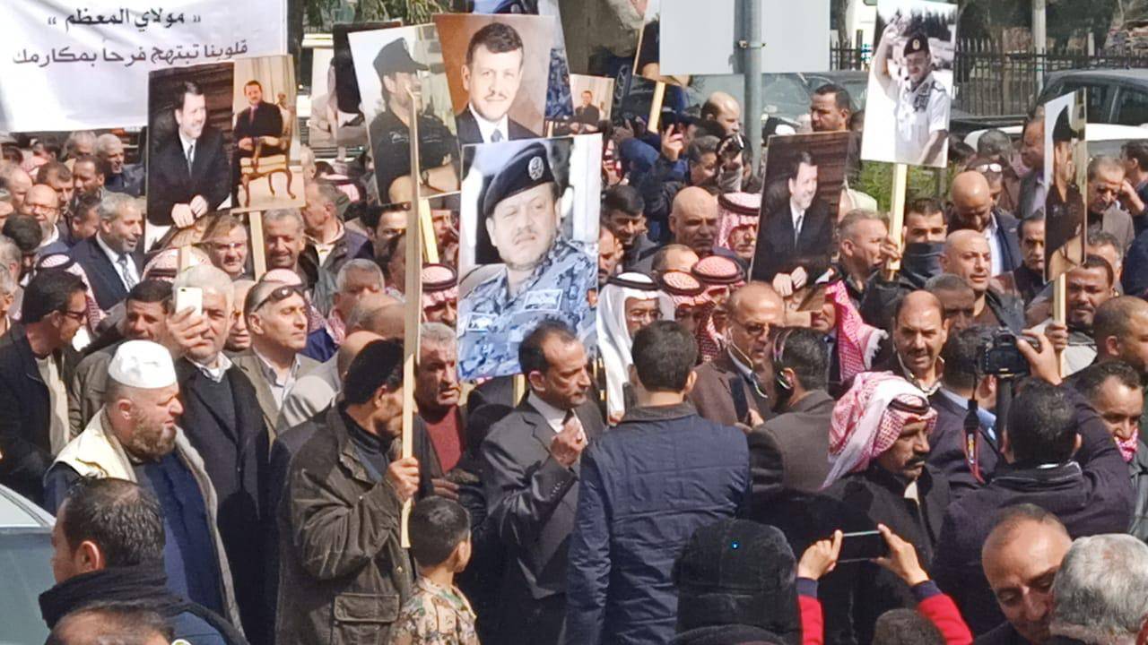 آلاف من متقاعدي الأمن العام يجددون وقفتهم شكراً وعرفاناً لسيد البلاد