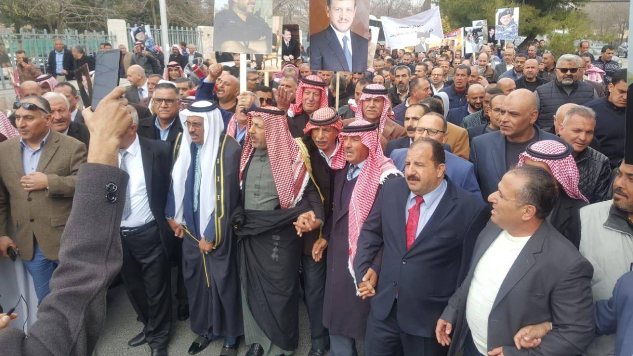 آلاف من متقاعدي الأمن العام يجددون وقفتهم شكراً وعرفاناً لسيد البلاد