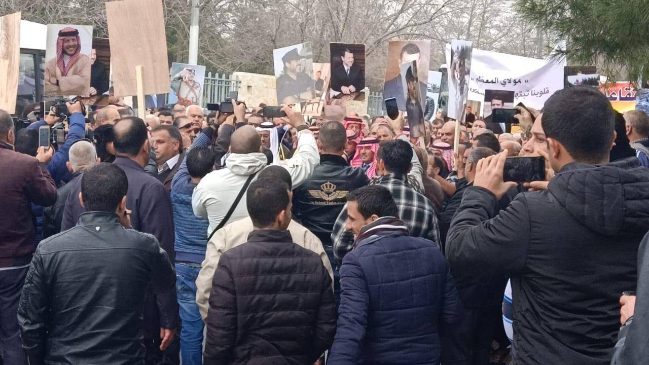 آلاف من متقاعدي الأمن العام يجددون وقفتهم شكراً وعرفاناً لسيد البلاد