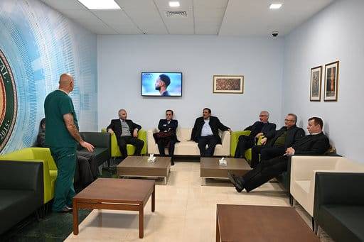 اطباء من مستشفى الجامعة يزورون مستشفى الكندي ويشيدون بتجهيزاته 