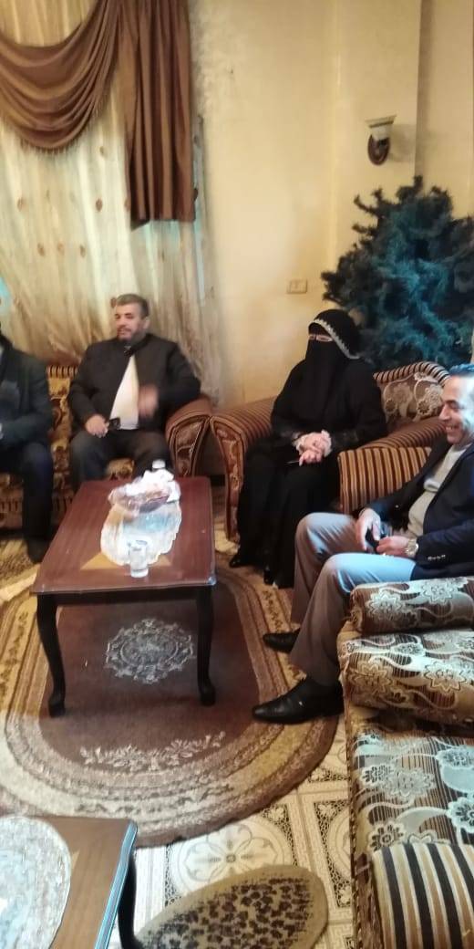 شمس العطاء لا تغيب .. الدكتورة نوال العجارمة تترأس وفد تربوي لزيارة أحد الطلبة