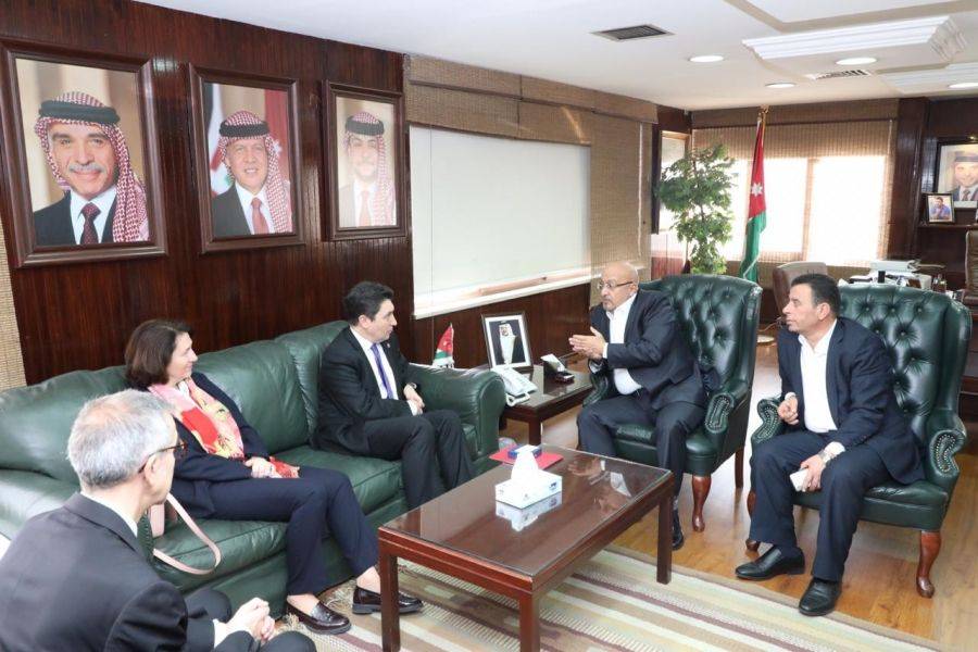 وزير المياه والري يبحث مع عضو مجلس الشيوخ الفرنسي تعزيز التعاون المائي