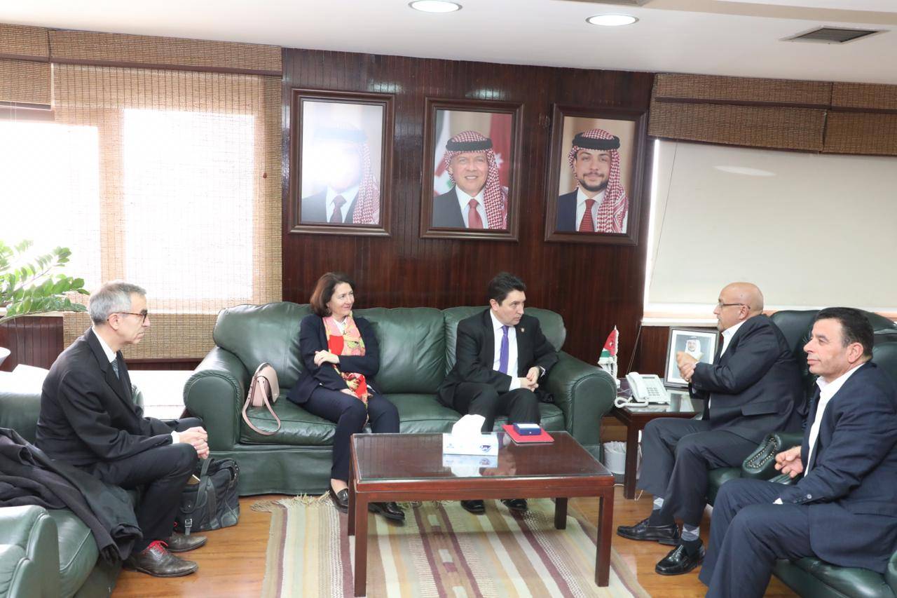 وزير المياه والري يبحث مع عضو مجلس الشيوخ الفرنسي تعزيز التعاون المائي