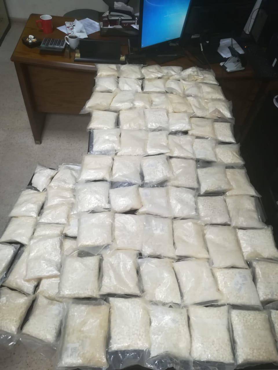 الجمارك تحبط تهريب (165) ألف حبة كبتاغون 