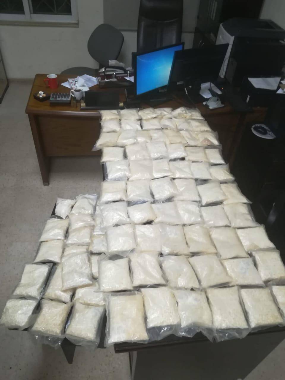 الجمارك تحبط تهريب (165) ألف حبة كبتاغون 