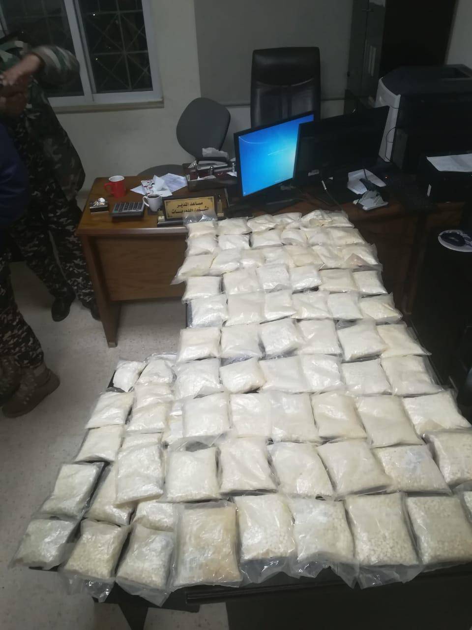 الجمارك تحبط تهريب (165) ألف حبة كبتاغون 