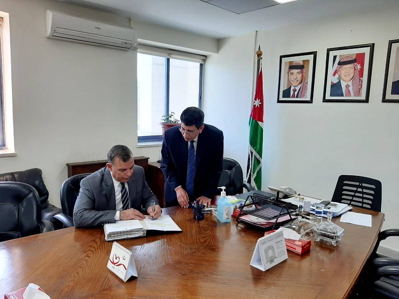 وزير الصحة يباشر عمله بالاشراف على متابعة الامور الادارية والفنية بمستشفى الامير حمزة