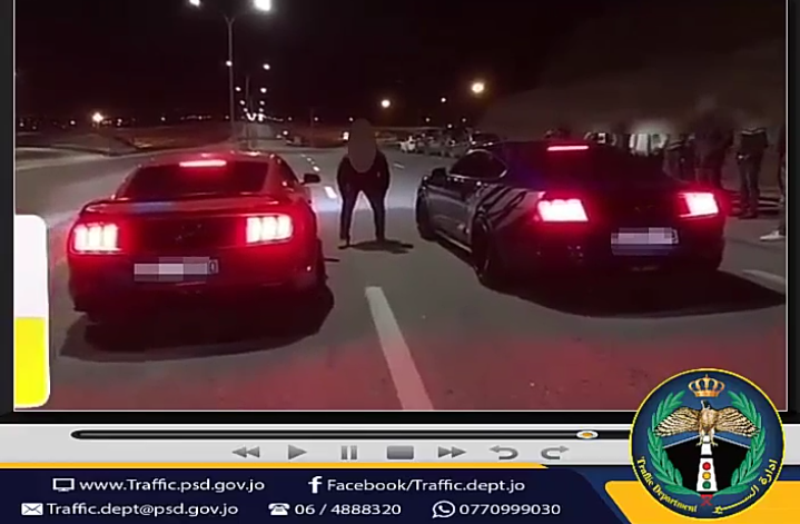 إدارة السير تضبط سائقين أجريا سباقاً على الشارع العام بمحافظة اربد .. فيديو
