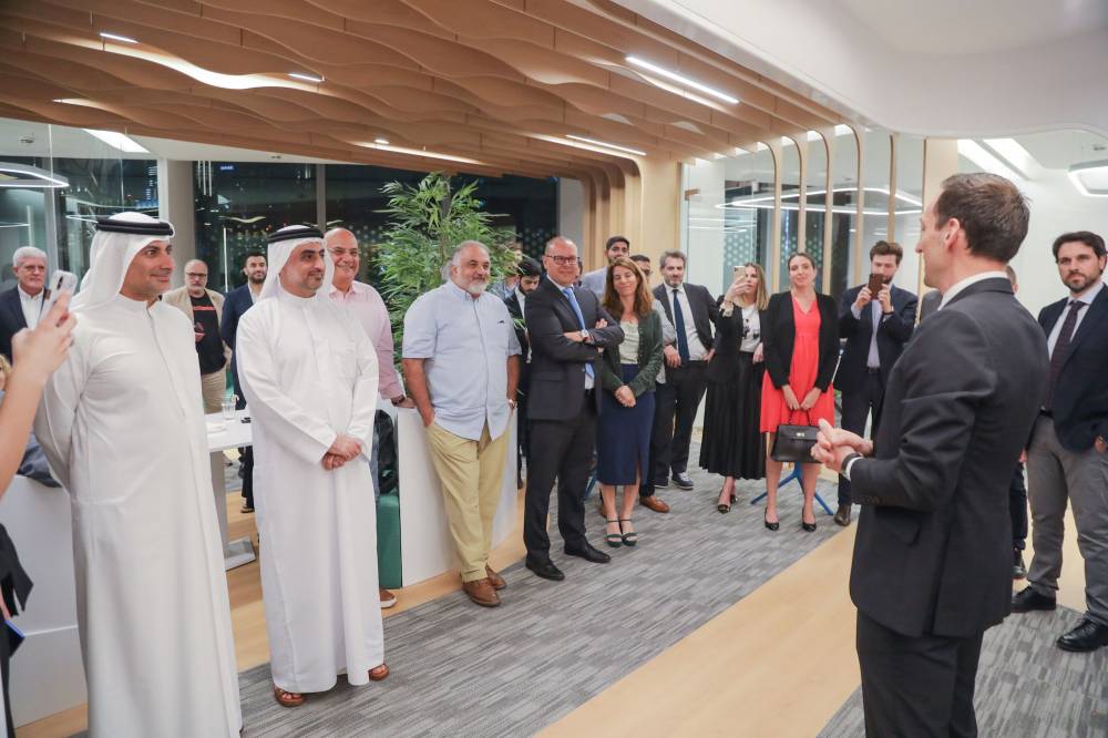 شبكة عرَب كلیكس الإلكترونیة تفتتح مقرھا الجدید في دبي 