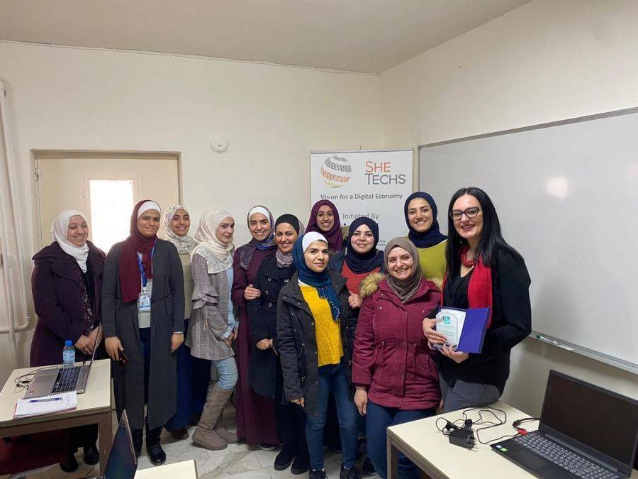 انتاج : 29 مشاركة الإناث في قطاع تكنولوجيا المعلومات و50  الخريجات الجامعيات