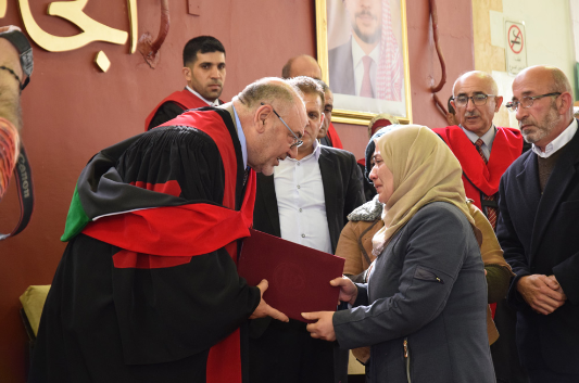 رئيس الجامعة الهاشمية يرعى تخريج فوج قمر الهاشمية ويسلم الشهادة لوالدي الطالبة قمر