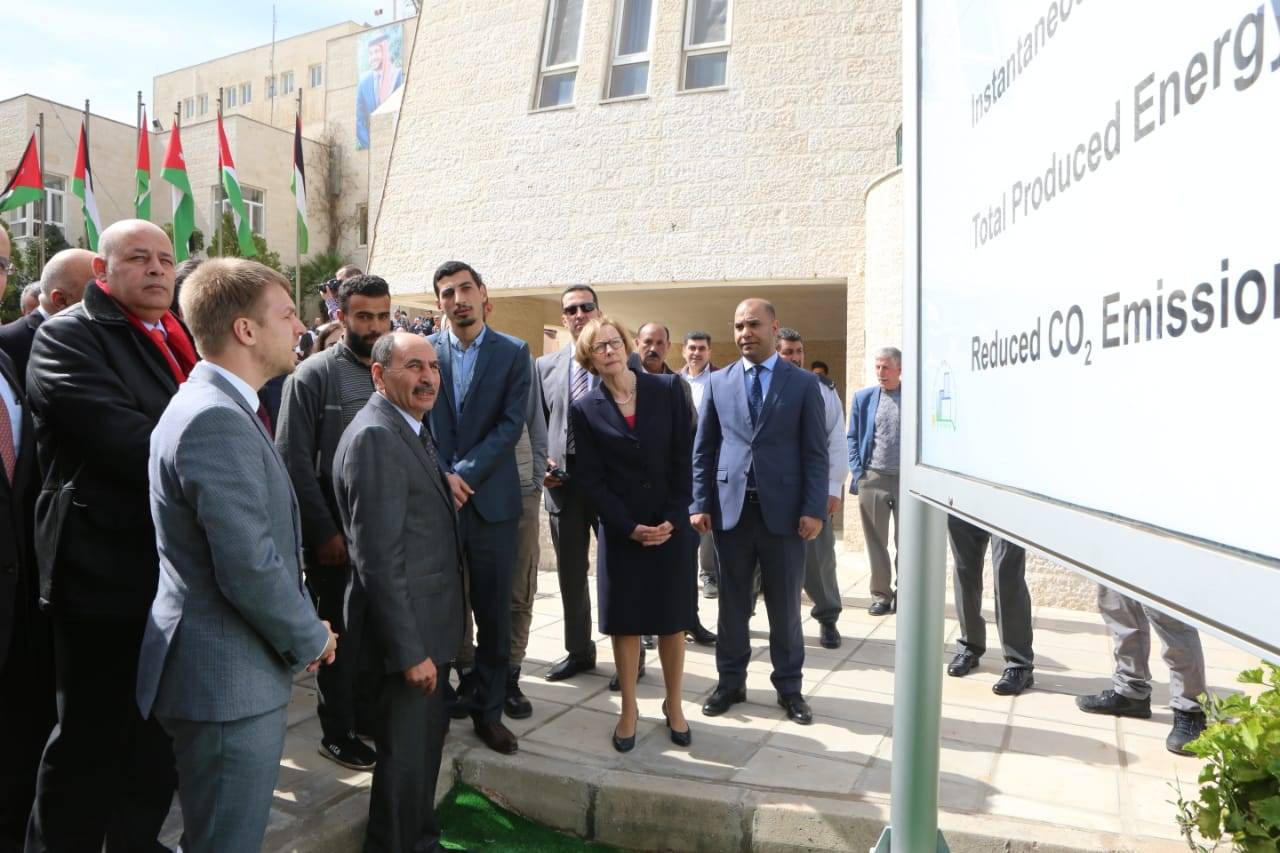 وزارة الأشغال العامة أول مبنى حكومي يعتمد بالكامل على الطاقة الشمسية