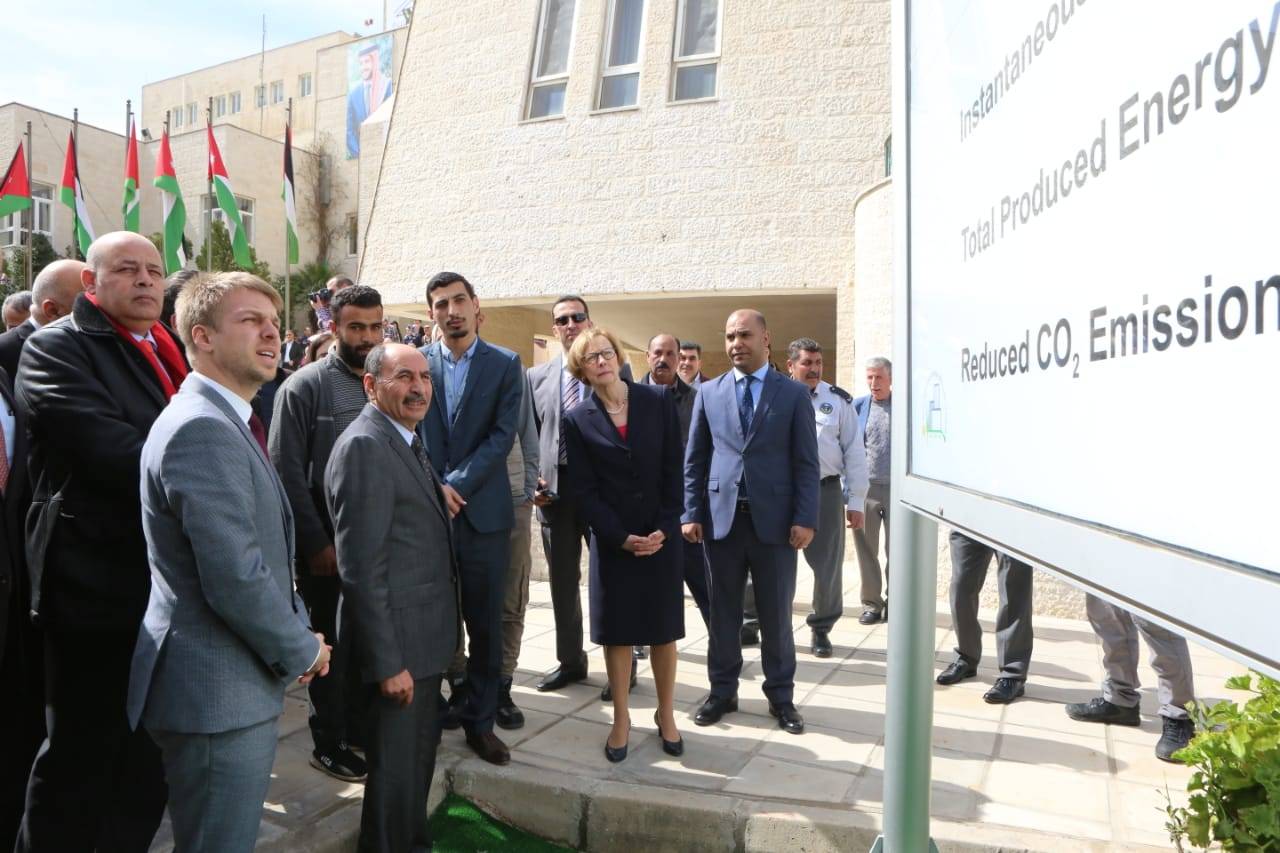 وزارة الأشغال العامة أول مبنى حكومي يعتمد بالكامل على الطاقة الشمسية