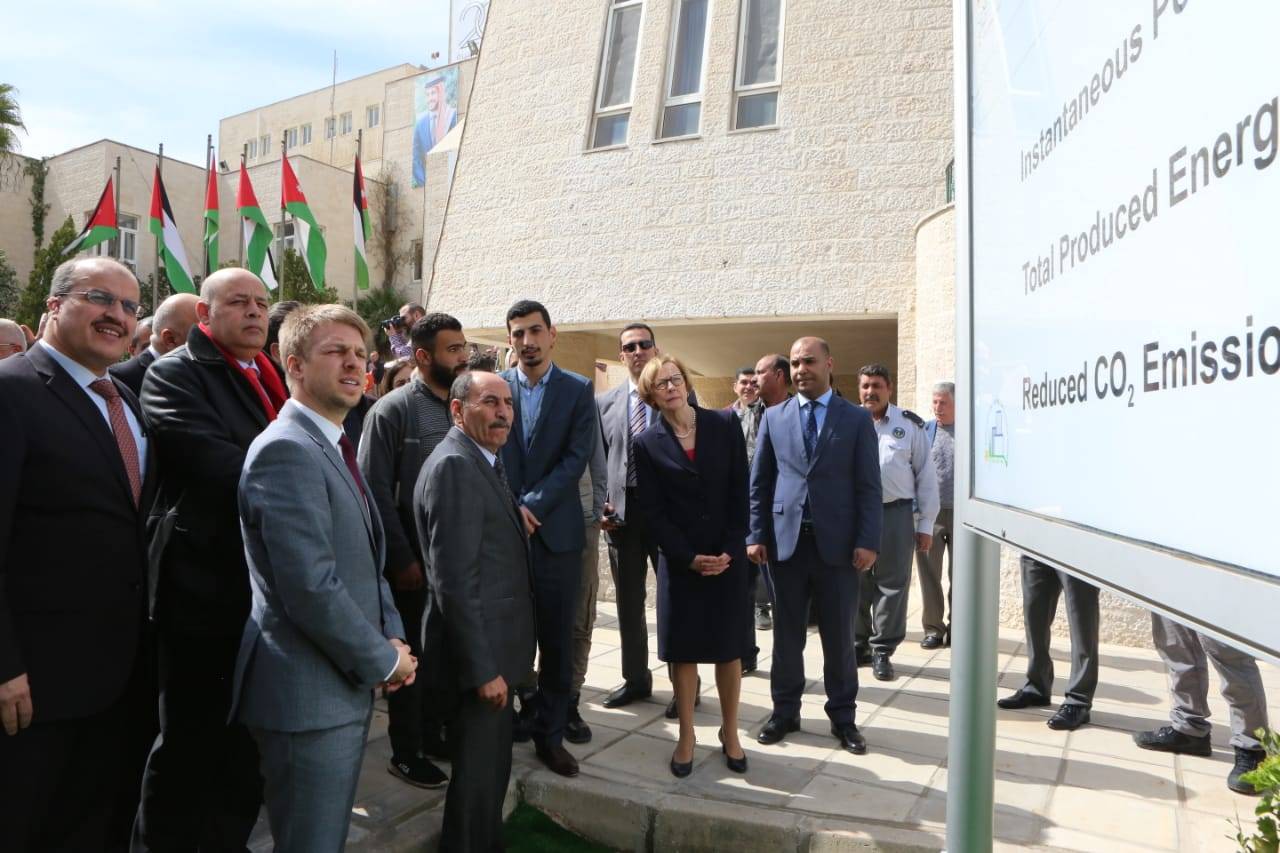 وزارة الأشغال العامة أول مبنى حكومي يعتمد بالكامل على الطاقة الشمسية