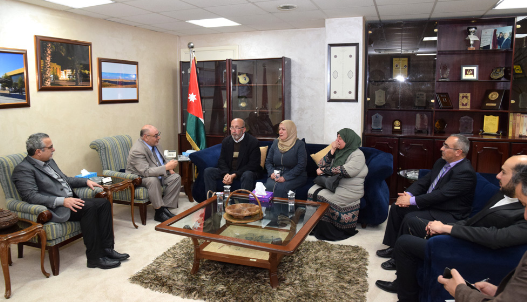 رئيس الجامعة الهاشمية يرعى تخريج فوج قمر الهاشمية ويسلم الشهادة لوالدي الطالبة قمر