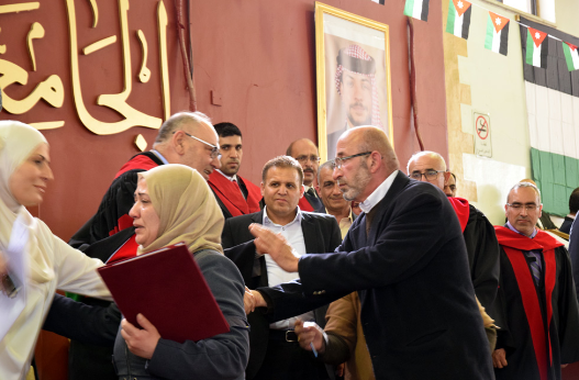 رئيس الجامعة الهاشمية يرعى تخريج فوج قمر الهاشمية ويسلم الشهادة لوالدي الطالبة قمر