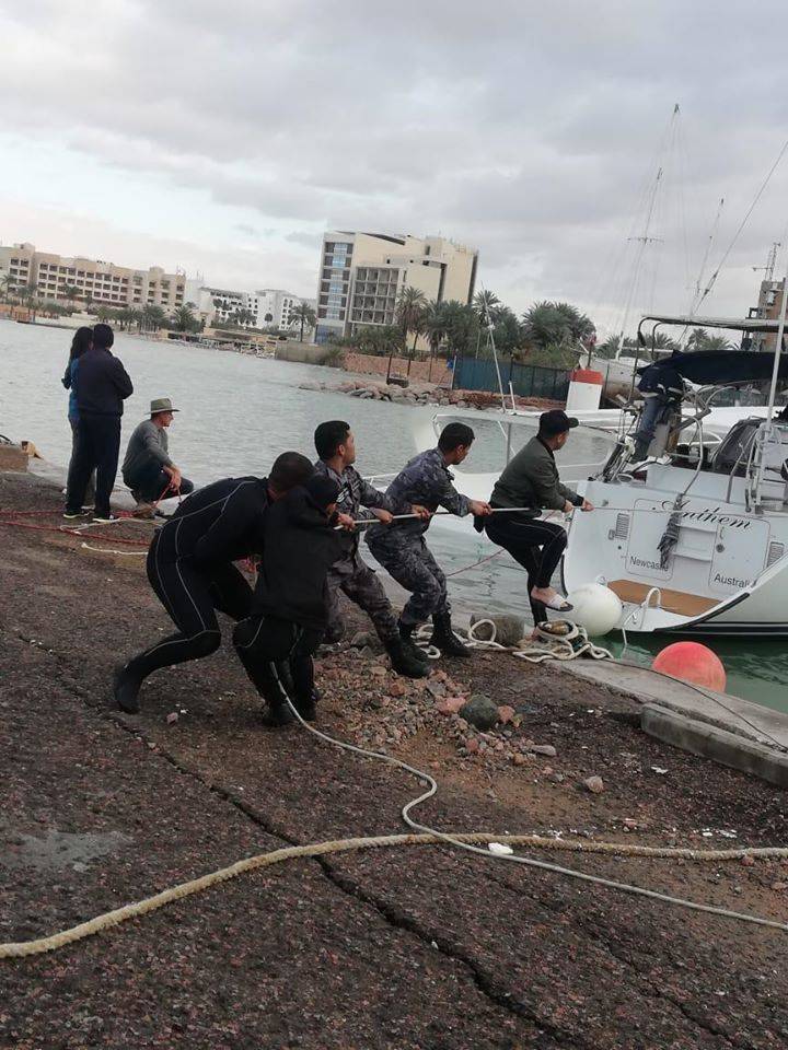 القوة البحرية والزوارق الملكية تنقذ أشخاصا داهمتهم المياه في العقبة