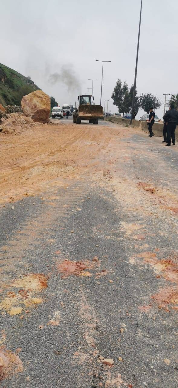 إنهيار صخري على طريق عمان جرش وكوادر الاشغال تعيد فتح الطريق أمام حركة السير 