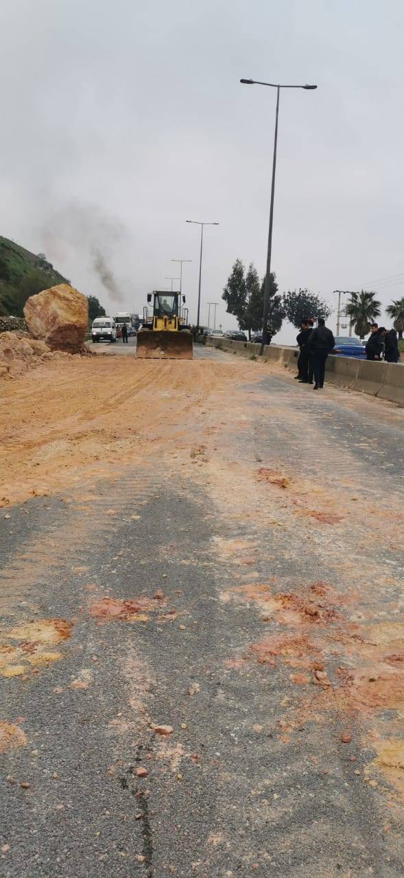 إنهيار صخري على طريق عمان جرش وكوادر الاشغال تعيد فتح الطريق أمام حركة السير 