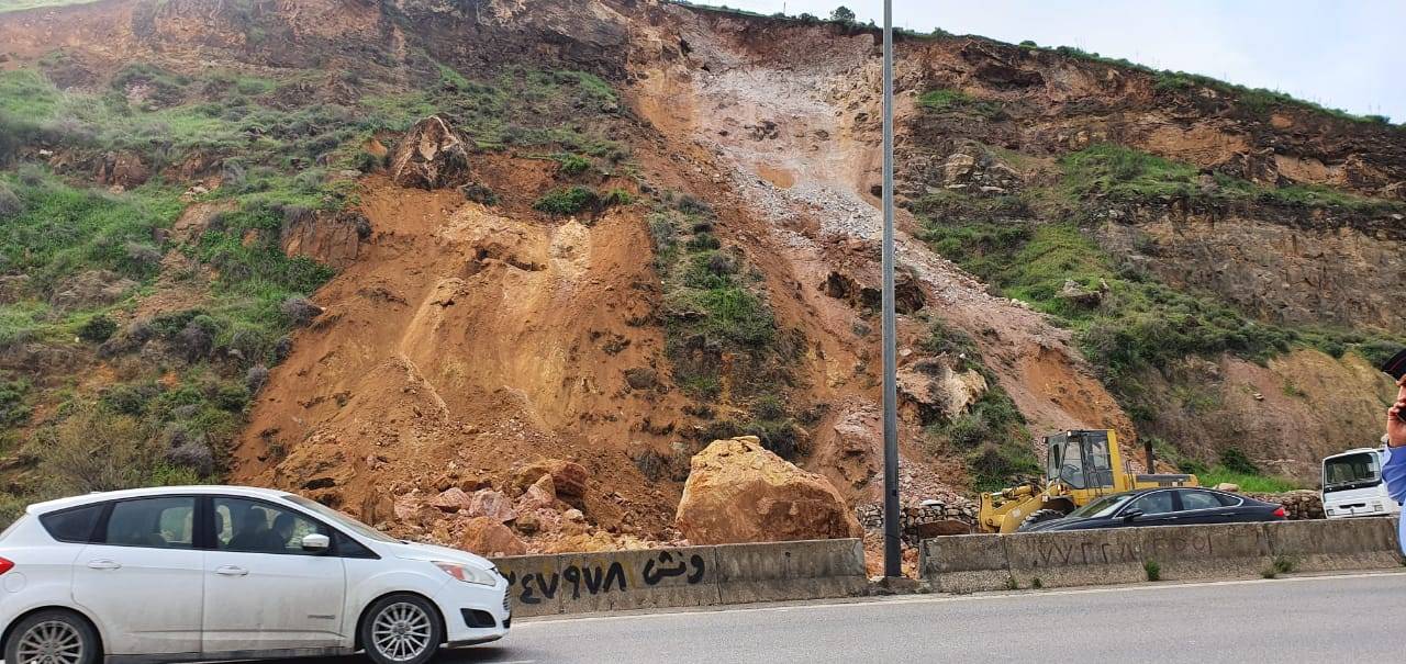 إنهيار صخري على طريق عمان جرش وكوادر الاشغال تعيد فتح الطريق أمام حركة السير 