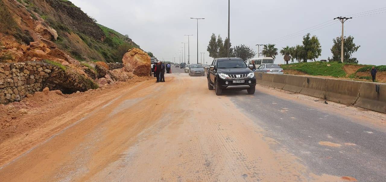 إنهيار صخري على طريق عمان جرش وكوادر الاشغال تعيد فتح الطريق أمام حركة السير 