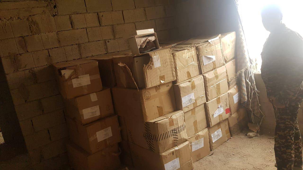 الجمارك الأردنية تداهم مستودعاً يحتوي بضائع مهربة في العقبة