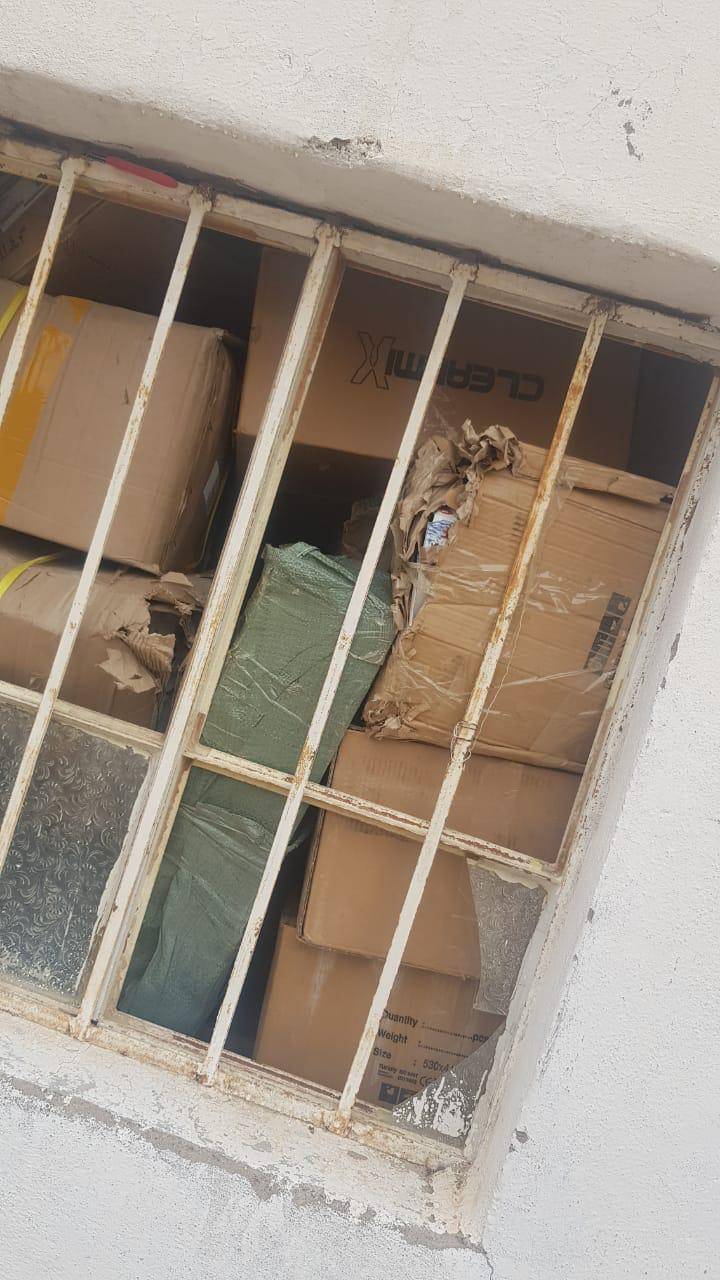 الجمارك الأردنية تداهم مستودعاً يحتوي بضائع مهربة في العقبة