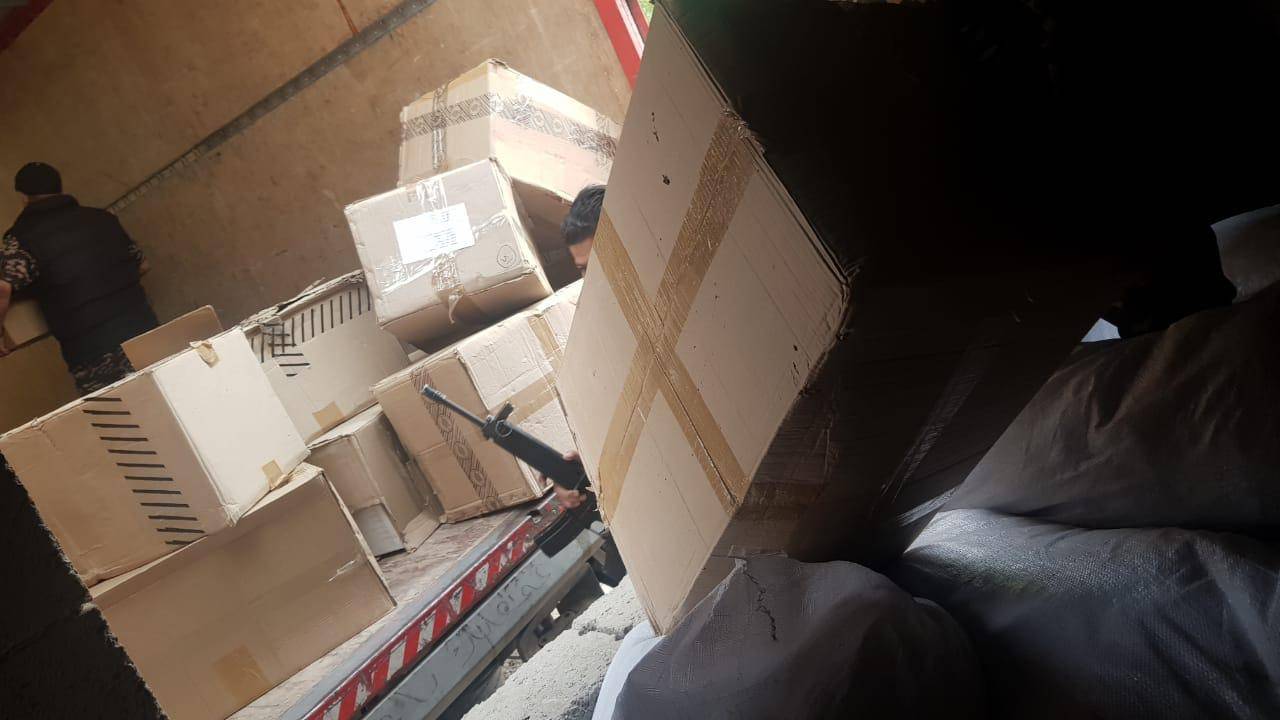 الجمارك الأردنية تداهم مستودعاً يحتوي بضائع مهربة في العقبة