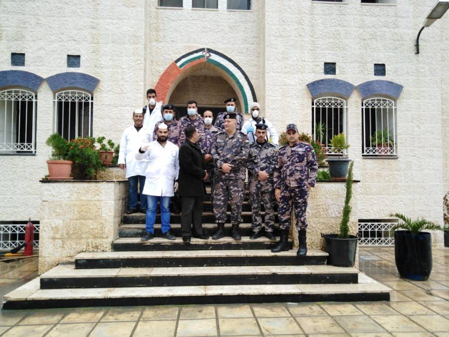 كوادر المركز الوطني للبحوث الزراعية تتطوع لتعقيم الدوائر الحكومية في عين الباشا