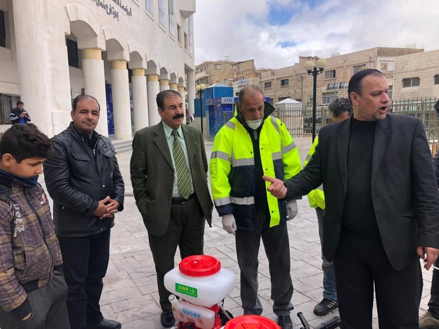 عمليات تعقيم تقوم بها بلدية الطفيلة الكبرى لمواجهة فيروس كورونا