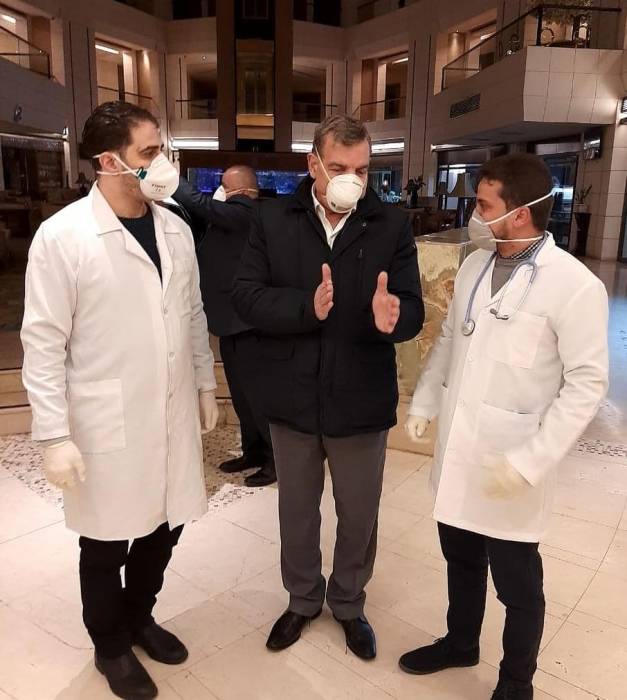 وزير الصحة يتفقد جاهزية الكوادر الطبية المتواجدة بفنادق الحجر الصحي في عمان