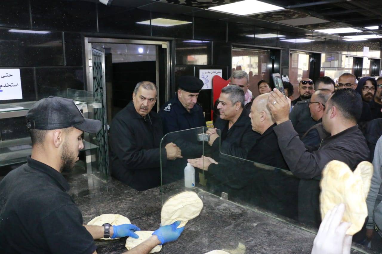 محافظ الزرقاء ورئيس بلدية الزرقاء يتفقدان اسواق المدينة