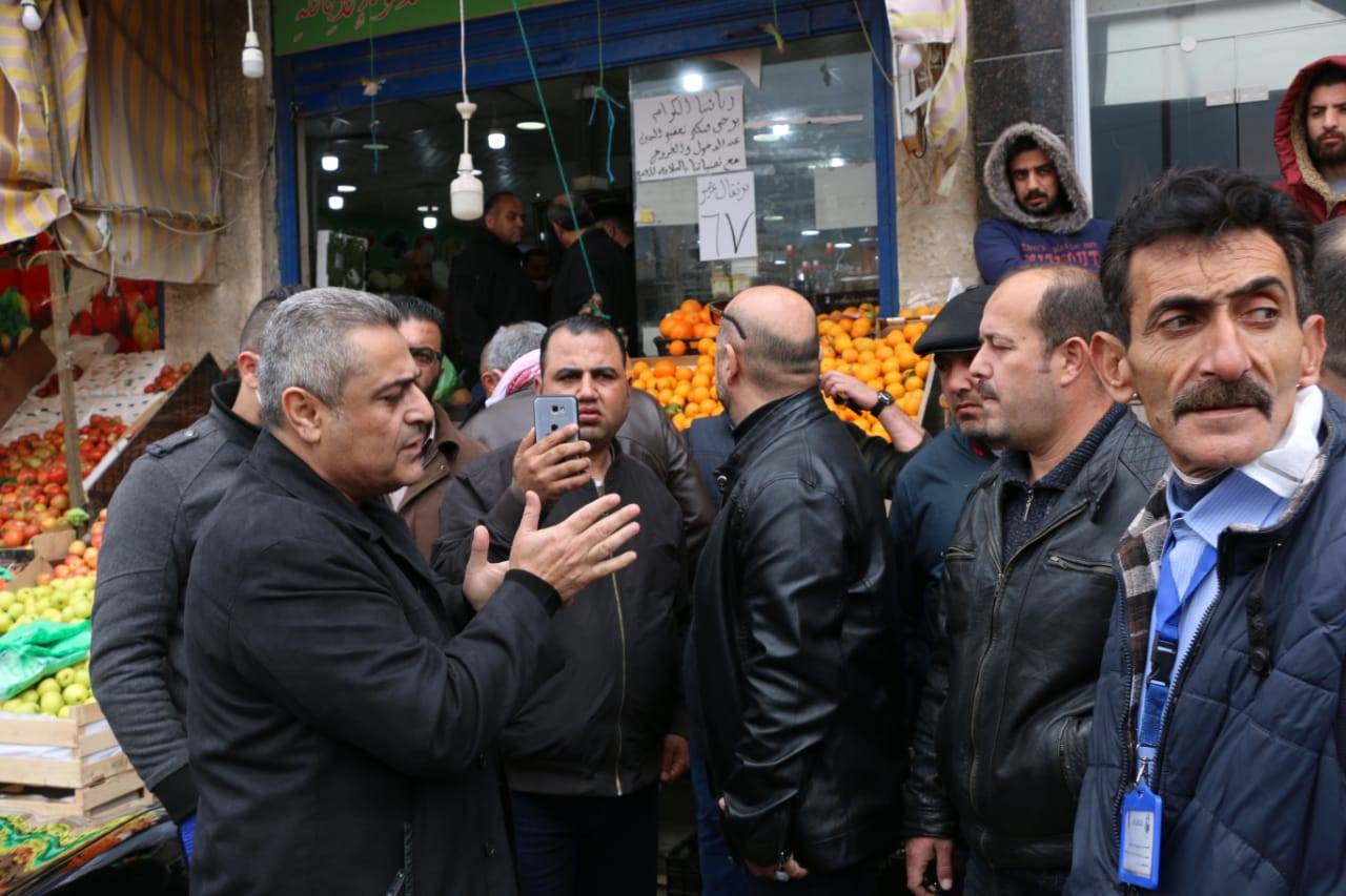 محافظ الزرقاء ورئيس بلدية الزرقاء يتفقدان اسواق المدينة