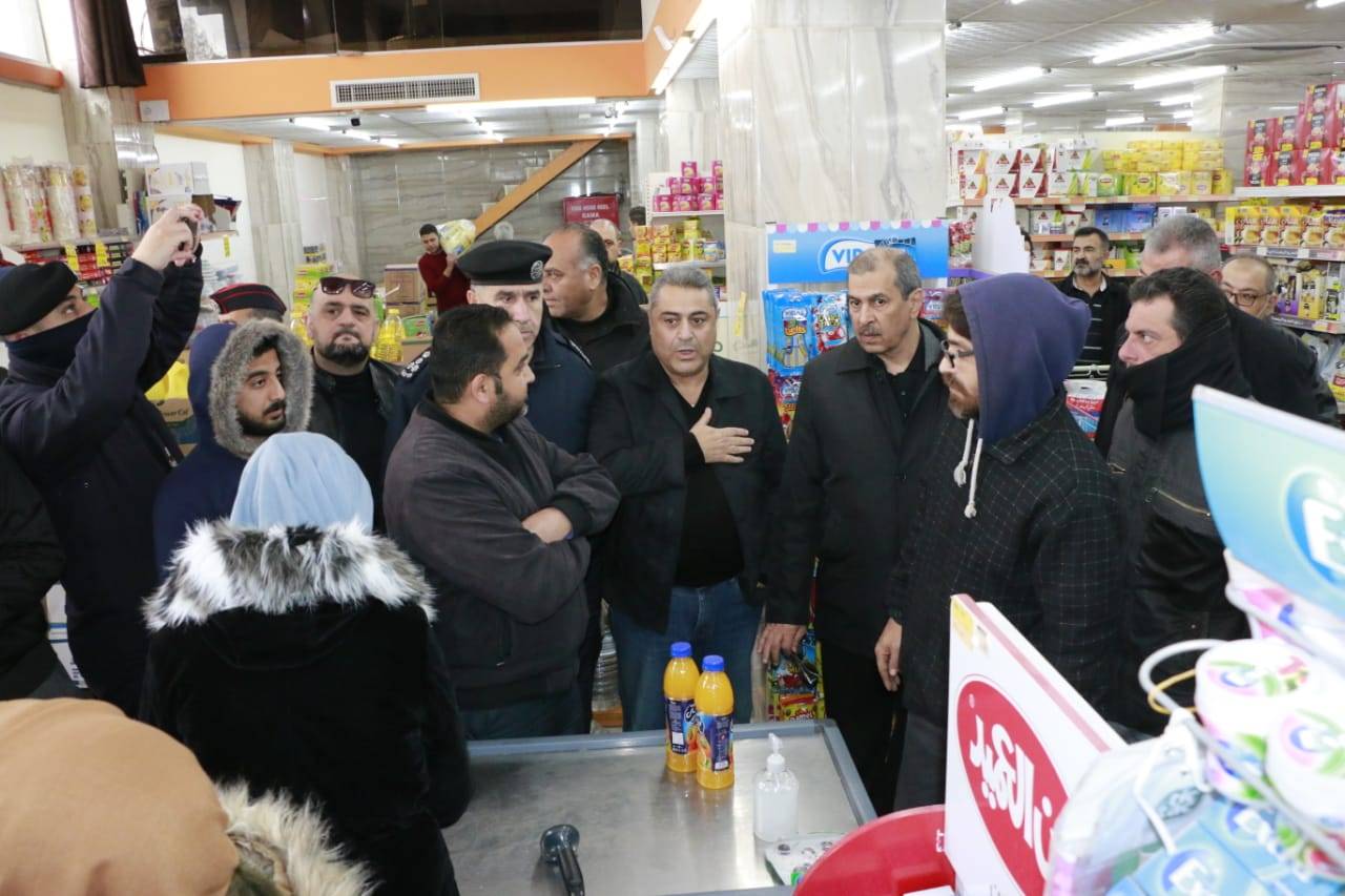 محافظ الزرقاء ورئيس بلدية الزرقاء يتفقدان اسواق المدينة