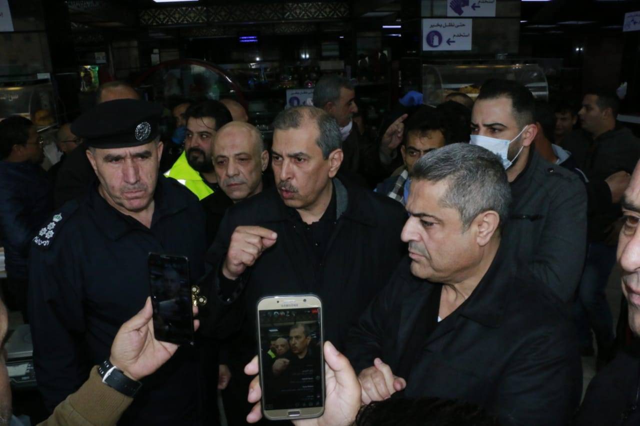 محافظ الزرقاء ورئيس بلدية الزرقاء يتفقدان اسواق المدينة