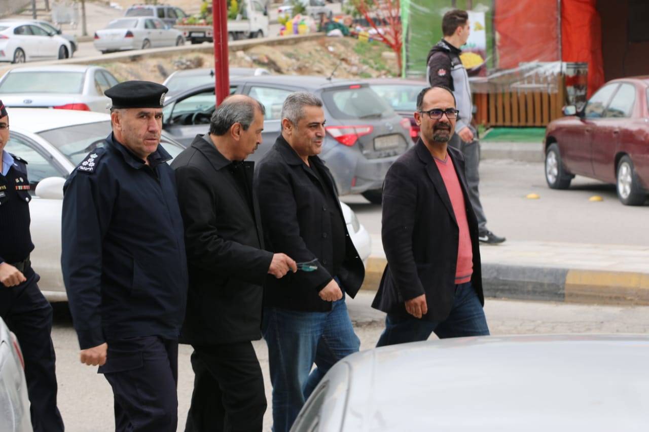 محافظ الزرقاء ورئيس بلدية الزرقاء يتفقدان اسواق المدينة