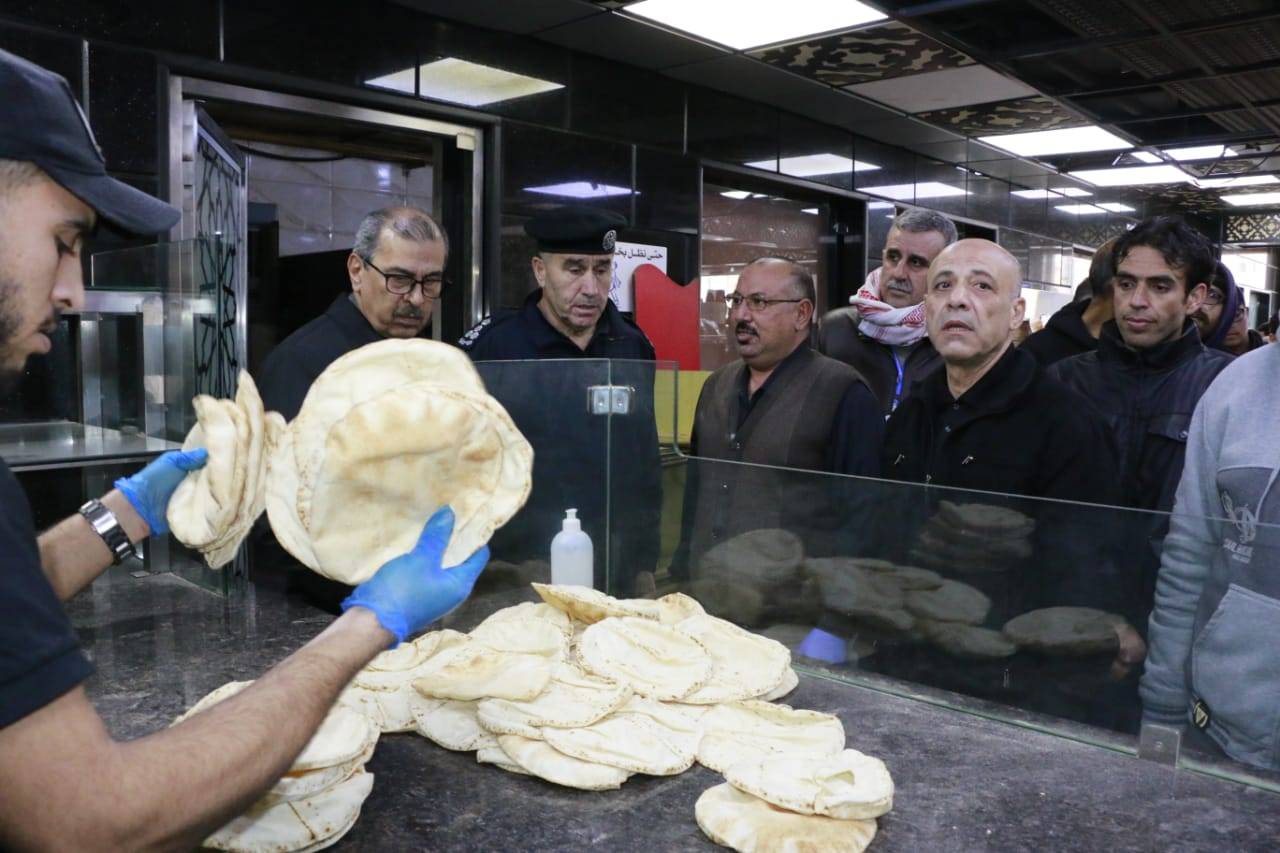 محافظ الزرقاء ورئيس بلدية الزرقاء يتفقدان اسواق المدينة