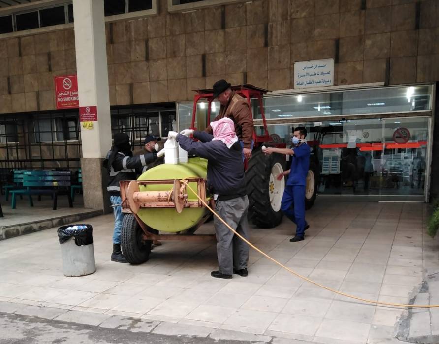 حملة تعقيم للمحيط الخارجي لمستشفى الجامعة الأردنية