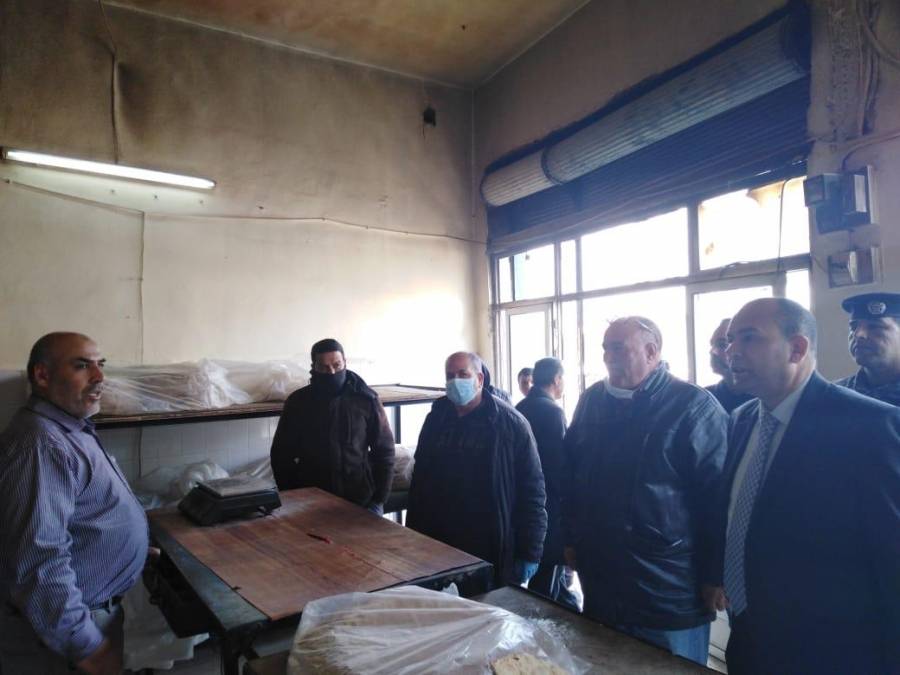 محافظ مادبا يتفقد محلات الخضار والفواكه ومحلات المواد التموينية والصيدليات