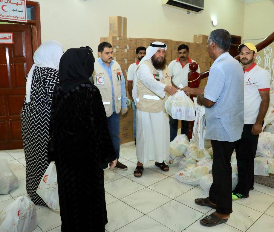 أكثر من 18 ألف شخص یستفیدون من طرود الھلال الأحمر الصحیة في  الشارقة