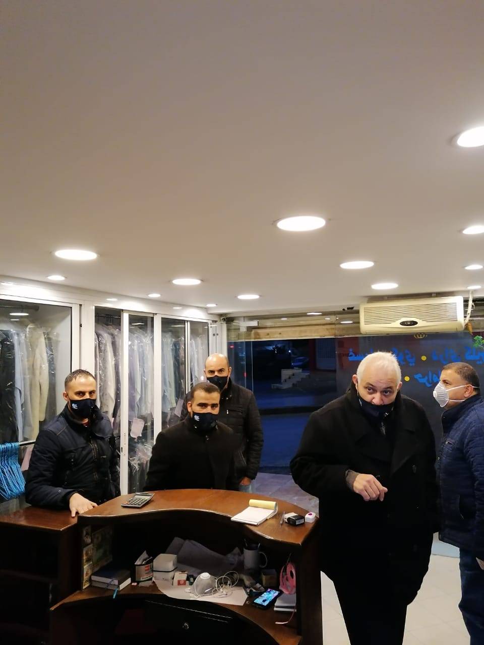 فرق وزارة العمل تواصل حملاتها التفتيشية وتغلق 118 منشأة لهذا اليوم .. فيديو وصور 