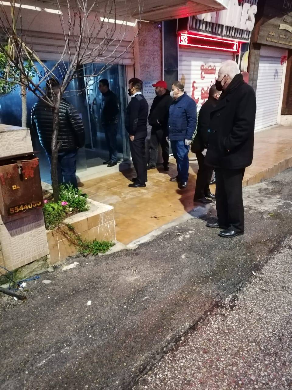 فرق وزارة العمل تواصل حملاتها التفتيشية وتغلق 118 منشأة لهذا اليوم .. فيديو وصور 