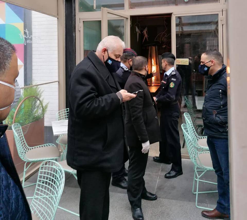 فرق وزارة العمل تواصل حملاتها التفتيشية وتغلق 118 منشأة لهذا اليوم .. فيديو وصور 