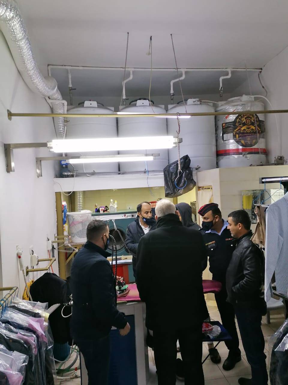 فرق وزارة العمل تواصل حملاتها التفتيشية وتغلق 118 منشأة لهذا اليوم .. فيديو وصور 