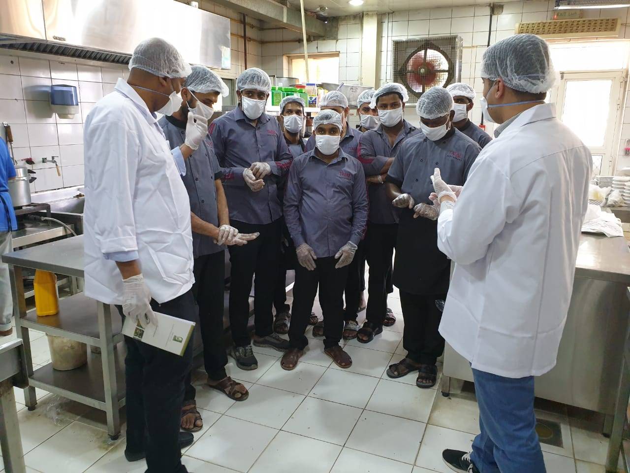 بلدية الحمرية تنفذ سلسلة من حملات توعية العاملين بمنافذ بيع الأغذية والأطعمة