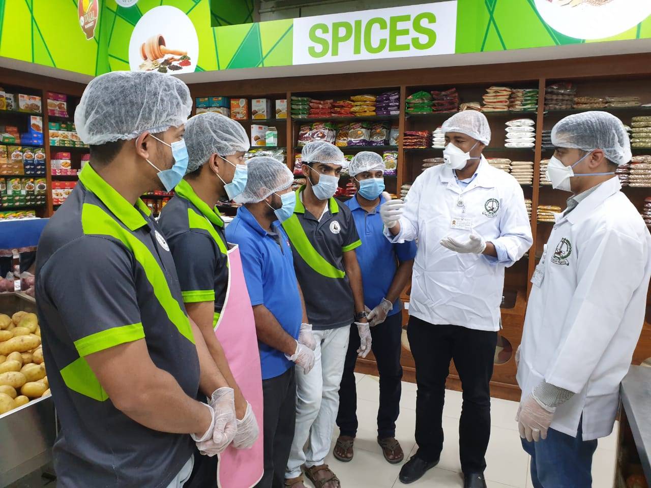 بلدية الحمرية تنفذ سلسلة من حملات توعية العاملين بمنافذ بيع الأغذية والأطعمة