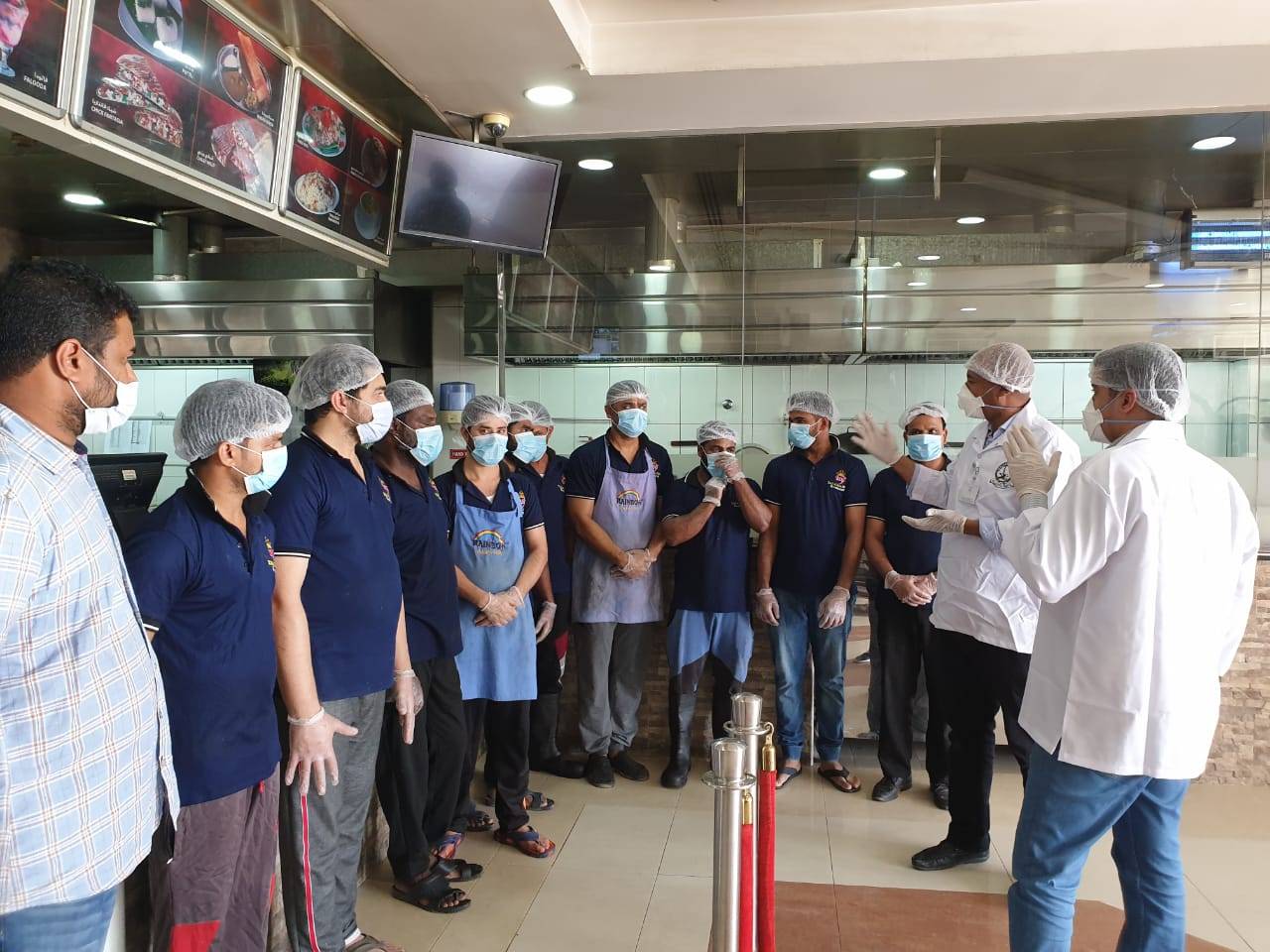 بلدية الحمرية تنفذ سلسلة من حملات توعية العاملين بمنافذ بيع الأغذية والأطعمة