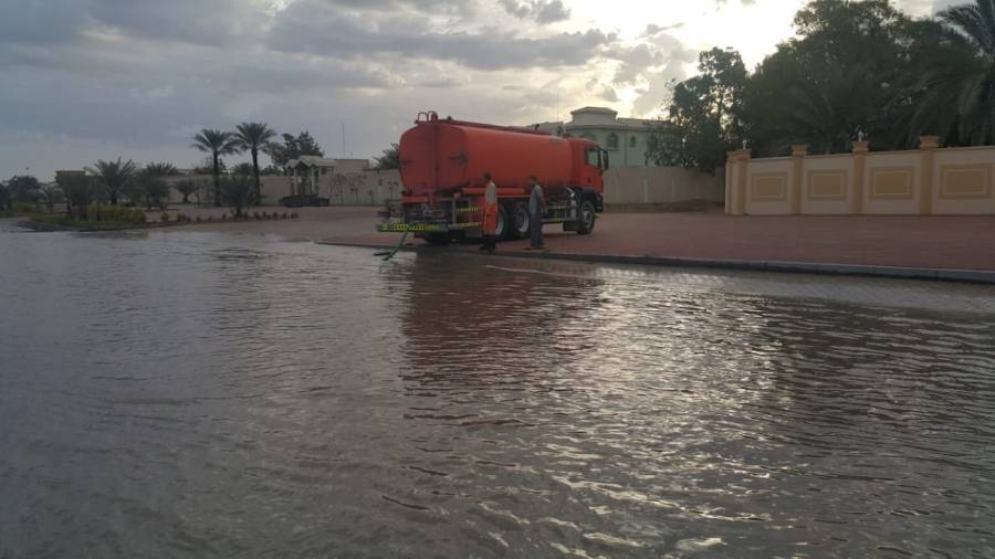 بلدية الحمرية تسحب مياه الأمطار من الشوارع والدوارات وترفع تأهبها