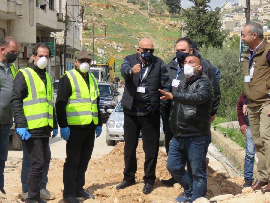 وزير المياه والري يشرف على عملية اصلاح احد الخطوط الناقلة بالسلط